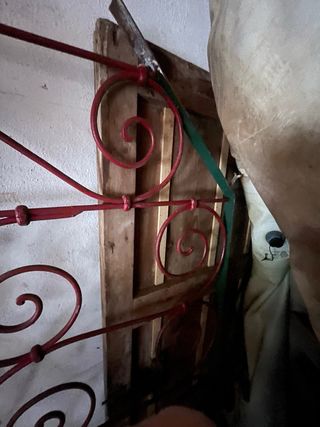 Reja antigua de hierro forjado decorativa