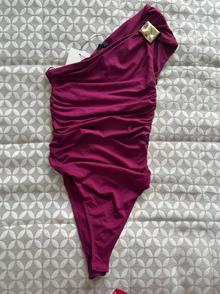 Body asimétrico drapeado dorado morado