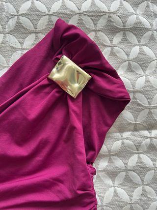 Body asimétrico drapeado dorado morado