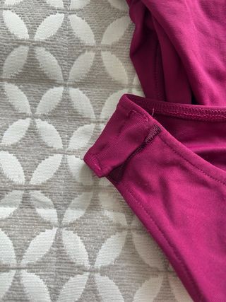 Body asimétrico drapeado dorado morado