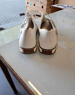 Zapatos blancos mujer detalle floral