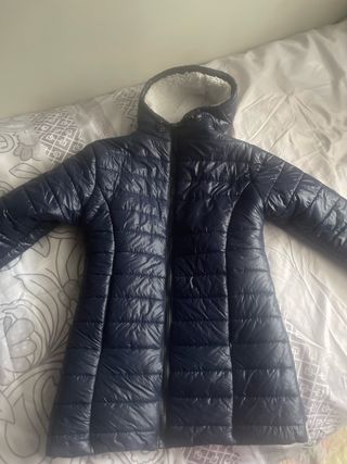 Chaqueta azul acolchada con capucha