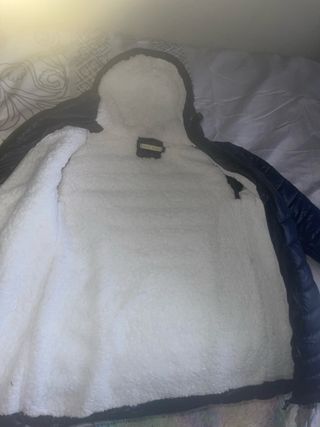 Chaqueta azul acolchada con capucha