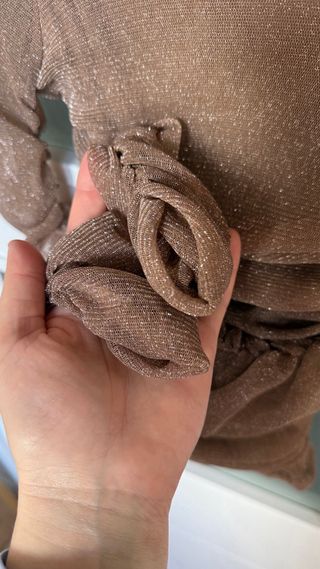 Blusa brillante marrón y dorada