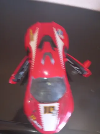 Coche de juguete rojo