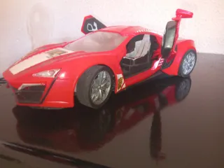 Coche de juguete rojo