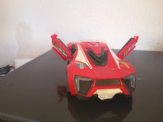 Coche de juguete rojo