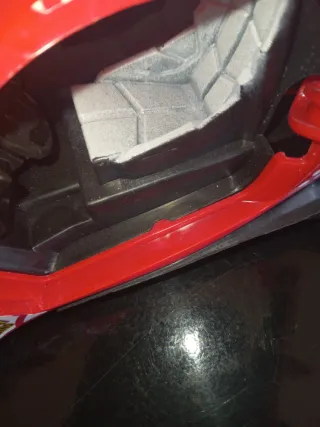 Coche de juguete rojo