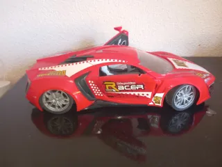 Coche de juguete rojo