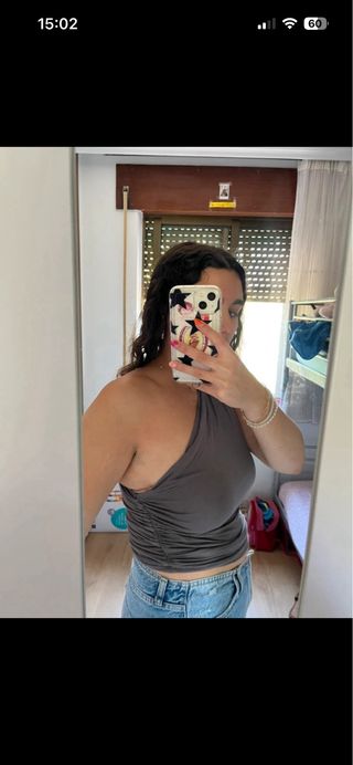 Top gris hombro descubierto