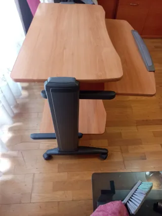Mesa de ordenador con ruedas