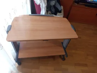 Mesa de ordenador con ruedas