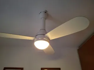 Ventilador de techo blanco