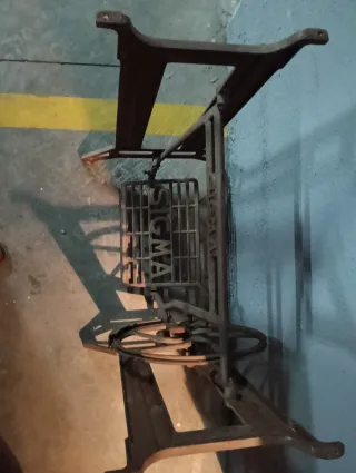 Pie de máquina de coser antiguo