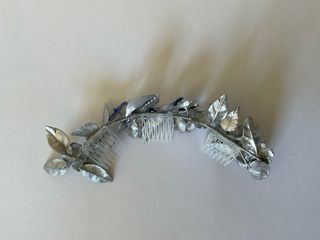 Tiara de flores azul y plateada