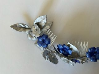 Tiara de flores azul y plateada