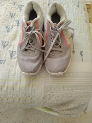 Zapatillas deportivas grises y rosas
