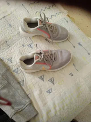 Zapatillas deportivas grises y rosas