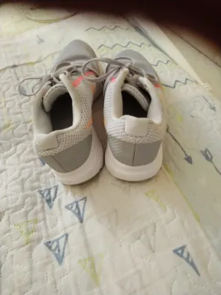 Zapatillas deportivas grises y rosas