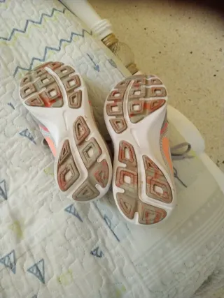 Zapatillas deportivas grises y rosas