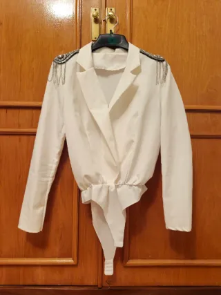 Body blanco con pedrería en hombros