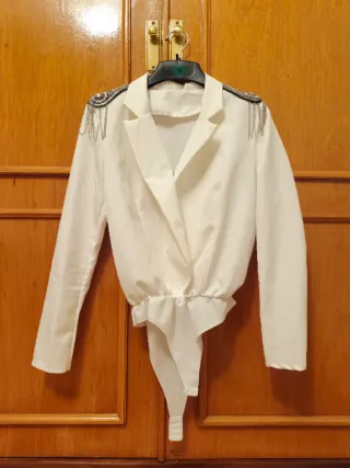 Body blanco con pedrería en hombros
