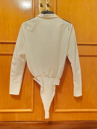 Body blanco con pedrería en hombros