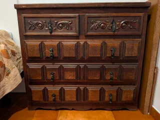 Cajonera de madera tallada