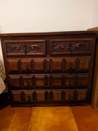 Cajonera de madera tallada