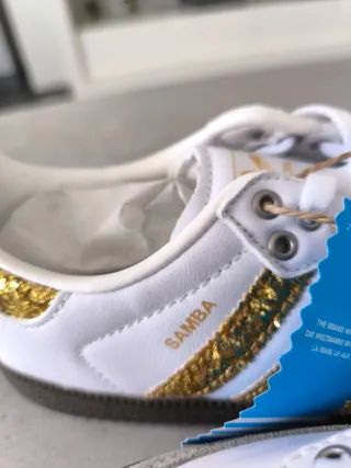 Zapatillas Deportivas Blancas y Doradas