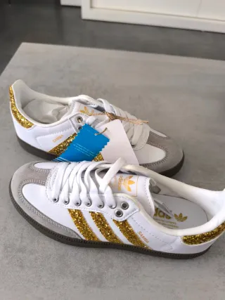 Zapatillas Deportivas Blancas y Doradas