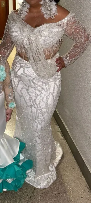 Vestido de boda gitana plateado y blanco