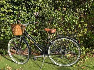 Bicicleta de paseo negra con cesta
