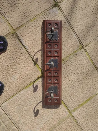 Perchero de madera y metal antiguo