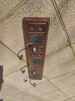 Perchero de madera y metal antiguo