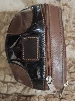 Monedero marrón y plateadoConfeccionado en cuero g