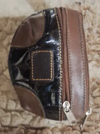 Monedero marrón y plateadoConfeccionado en cuero g