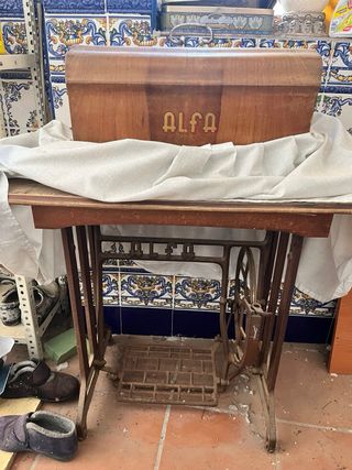 Máquina de coser Alfa antigua con mueble