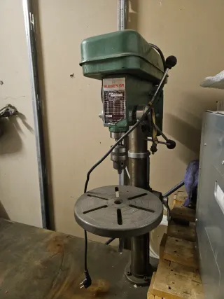 Taladro de columna y banco de trabajo