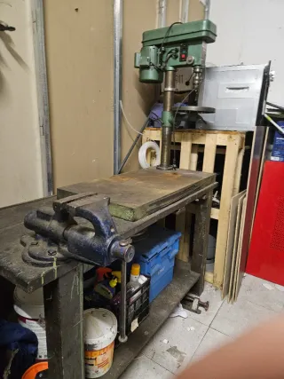 Taladro de columna y banco de trabajo