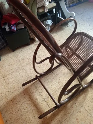 Mecedora de mimbre y madera