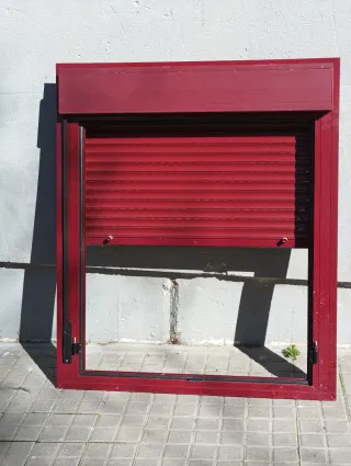 Ventana doble roja con persiana