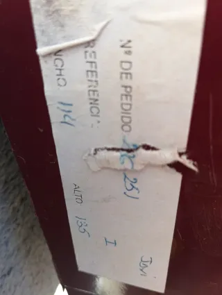 Ventana doble roja con persiana