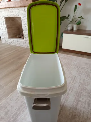 Contenedor hermético para piensos