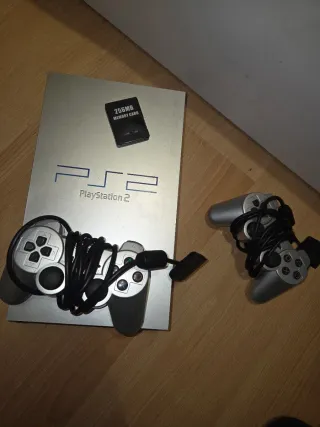 Consola Sony PlayStation 2 plateada en buen estado
