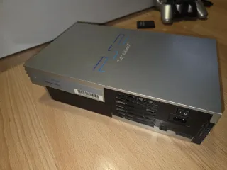 Consola Sony PlayStation 2 plateada en buen estado