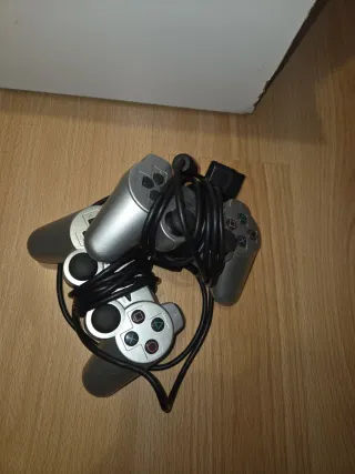 Consola Sony PlayStation 2 plateada en buen estado