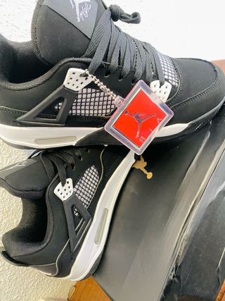 Zapatillas Jordan Negras y Blancas