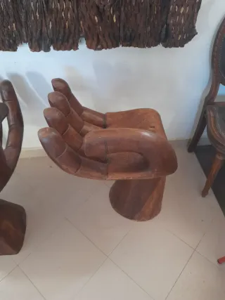 Sillas de madera con diseño de manos