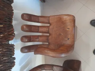Sillas de madera con diseño de manos